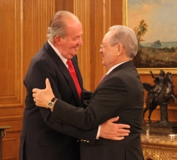 Su Majestad el Rey recibe el saludo del presidente de la Federación Internacional de Tiro Olímpico y miembro del Comité Olímpico Internacional, Olegar